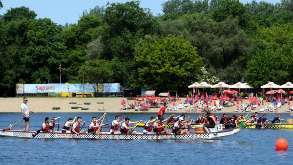 ЗМАЈЕВИ ПЛОВИЛИ ЈЕЗЕРОМ: На Ади Циганлији одржано традиционално такмичење у азијском веслању ЗМАЈЕВИ ПЛОВИЛИ ЈЕЗЕРОМ: На Ади Циганлији одржано традиционално такмичење у азијском веслању