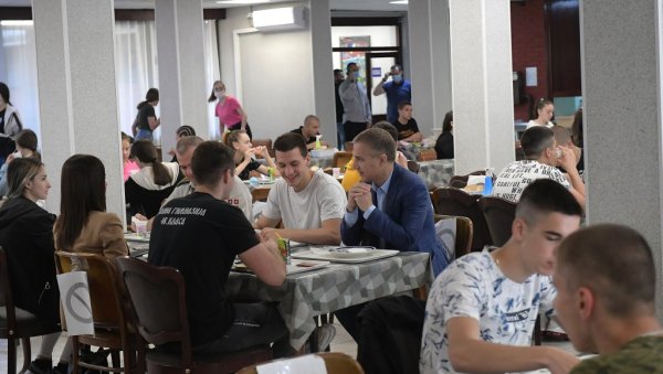 ДОРУЧАК У ВОЈНОМ ИНТЕРНАТУ: Министар Стефановић обишао ученике Војне гимназије и Средње стручне војне школе ДОРУЧАК У ВОЈНОМ ИНТЕРНАТУ: Министар Стефановић обишао ученике Војне гимназије и Средње стручне војне школе