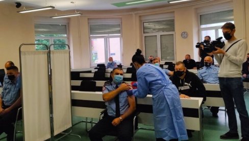 ПОЧЕЛА ВАКЦИНАЦИЈА ПОЛИЦИЈЕ : У Републици Српској велика заинтересованост ПОЧЕЛА ВАКЦИНАЦИЈА ПОЛИЦИЈЕ : У Републици Српској велика заинтересованост