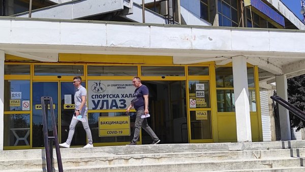 ПОВЕЋАНА ЗАИНТЕРЕСОВАНОСТ ЗА ВАКЦИНУ: У Врању све више грађана долази по прву дозу ПОВЕЋАНА ЗАИНТЕРЕСОВАНОСТ ЗА ВАКЦИНУ: У Врању све више грађана долази по прву дозу