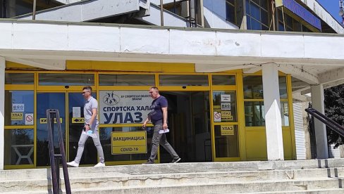 ПОВЕЋАНА ЗАИНТЕРЕСОВАНОСТ ЗА ВАКЦИНУ: У Врању све више грађана долази по прву дозу ПОВЕЋАНА ЗАИНТЕРЕСОВАНОСТ ЗА ВАКЦИНУ: У Врању све више грађана долази по прву дозу
