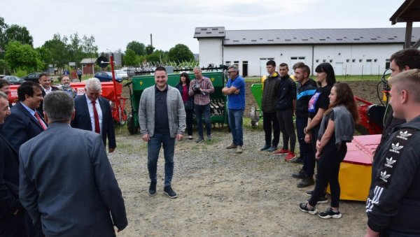 ШКОЛА ЗА ПРИМЕР: Министар Бранко Ружић посетио Рековац ШКОЛА ЗА ПРИМЕР: Министар Бранко Ружић посетио Рековац