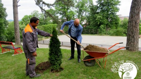 UREĐENJE PIVARSKOG PARKA: U Kragujevcu obeležen Evropskog dana parkova UREĐENJE PIVARSKOG PARKA: U Kragujevcu obeležen Evropskog dana parkova