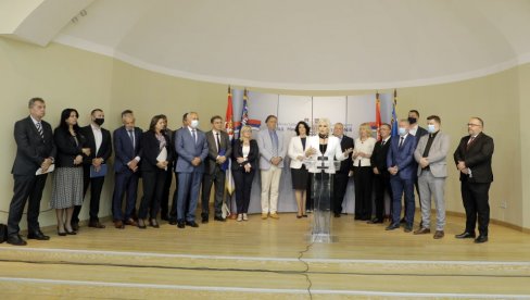 PRVI UGOVORI SA GRAĐANIMA ZA ZAMENU STOLARIJE KRAJEM LETA: Sledeće godine za domaćinstva 100 miliona evra PRVI UGOVORI SA GRAĐANIMA ZA ZAMENU STOLARIJE KRAJEM LETA: Sledeće godine za domaćinstva 100 miliona evra