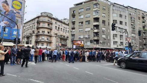 BLOKIRAN TERAZIJSKI TUNEL NA 10 MINUTA: Advokati prete štrajkom ako se do 1. juna ne povuku izmene zakona o parničnom postupku (FOTO) BLOKIRAN TERAZIJSKI TUNEL NA 10 MINUTA: Advokati prete štrajkom ako se do 1. juna ne povuku izmene zakona o parničnom postupku (FOTO)