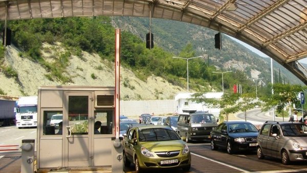 БЛАГО ПОВЕЋАЊЕ БРОЈА ПУТНИКА И ВОЗИЛА: Живнуле границе са Хрватском и Републиком Српском БЛАГО ПОВЕЋАЊЕ БРОЈА ПУТНИКА И ВОЗИЛА: Живнуле границе са Хрватском и Републиком Српском