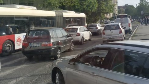КОЛАПС НА БАНОВОМ БРДУ: Промењена траса линија градског превоза - ево када се очекује крај хаоса и шта је разлог гужви (ФОТО) КОЛАПС НА БАНОВОМ БРДУ: Промењена траса линија градског превоза - ево када се очекује крај хаоса и шта је разлог гужви (ФОТО)