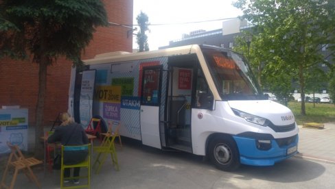 MOBILNI PUNKT STIGAO U KAMPUS: Na raspolaganju sinofarm i fajzer MOBILNI PUNKT STIGAO U KAMPUS: Na raspolaganju sinofarm i fajzer