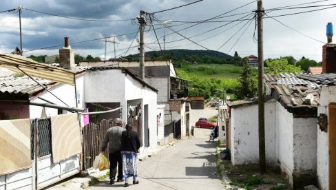 НИКОГА НЕЋЕ НА СИЛУ РАСЕЛИТИ: Министар Момировић и Заштитник грађана Пашалић с незадовољним мештанима вождовачког села Раковица НИКОГА НЕЋЕ НА СИЛУ РАСЕЛИТИ: Министар Момировић и Заштитник грађана Пашалић с незадовољним мештанима вождовачког села Раковица