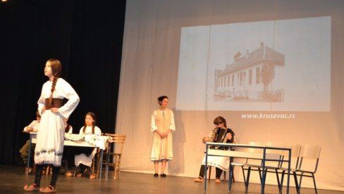 ДВЕСТА ГОДИНА ШКОЛЕ У КОЊУХУ: Значајан јубилеј обележен у Крушевачком позоришту ДВЕСТА ГОДИНА ШКОЛЕ У КОЊУХУ: Значајан јубилеј обележен у Крушевачком позоришту