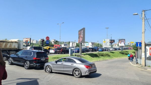 ПОТПУНИ КОЛАПС И ОВОГ ЈУТРА: Све стоји на Аутокоманди - Пожешка улица до даљег затворена! (ФОТО) ПОТПУНИ КОЛАПС И ОВОГ ЈУТРА: Све стоји на Аутокоманди - Пожешка улица до даљег затворена! (ФОТО)