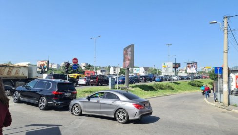 ПОТПУНИ КОЛАПС И ОВОГ ЈУТРА: Све стоји на Аутокоманди - Пожешка улица до даљег затворена! (ФОТО) ПОТПУНИ КОЛАПС И ОВОГ ЈУТРА: Све стоји на Аутокоманди - Пожешка улица до даљег затворена! (ФОТО)