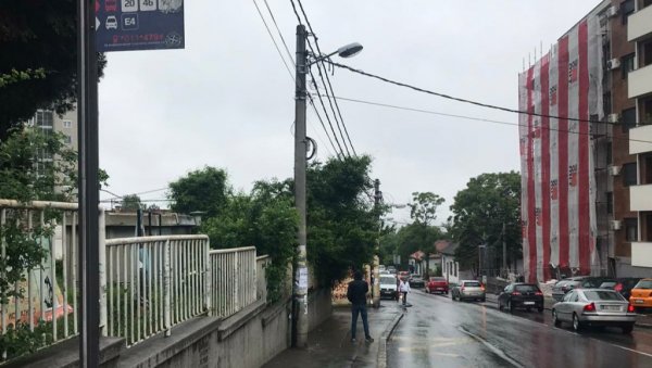 КИСНУ ДОК ЧЕКАЈУ ПРЕВОЗ: Муке путника на стајалишту у Мите Ружића КИСНУ ДОК ЧЕКАЈУ ПРЕВОЗ: Муке путника на стајалишту у Мите Ружића