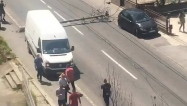 ЗАВРШЕН ХАОС НА ВОЖДОВЦУ: Након што је возило оборило бандеру, саобраћај поново пуштен ЗАВРШЕН ХАОС НА ВОЖДОВЦУ: Након што је возило оборило бандеру, саобраћај поново пуштен