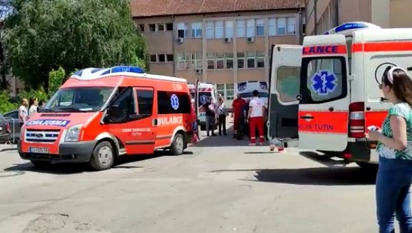 СТРАШНЕ СЦЕНЕ ИСПРЕД БОЛНИЦЕ У НОВОМ ПАЗАРУ: Велики број возила Хитне помоћи довезао повређене у саобраћајној несрећи (ВИДЕО) СТРАШНЕ СЦЕНЕ ИСПРЕД БОЛНИЦЕ У НОВОМ ПАЗАРУ: Велики број возила Хитне помоћи довезао повређене у саобраћајној несрећи (ВИДЕО)