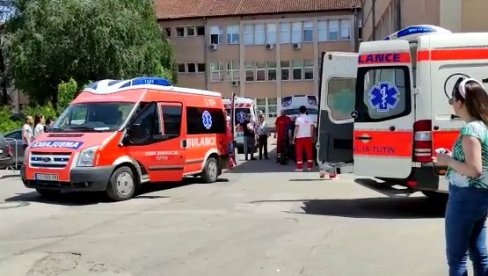STRAŠNE SCENE ISPRED BOLNICE U NOVOM PAZARU: Veliki broj vozila Hitne pomoći dovezao povređene u saobraćajnoj nesreći (VIDEO) STRAŠNE SCENE ISPRED BOLNICE U NOVOM PAZARU: Veliki broj vozila Hitne pomoći dovezao povređene u saobraćajnoj nesreći (VIDEO)