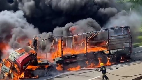 СТРАВИЧАН СНИМАК СА АУТОПУТА КОД ВЕЛИКЕ ПЛАНЕ: Након судара камион потпуно нестао у пламену, ватрогасци се безуспешно боре против ватре СТРАВИЧАН СНИМАК СА АУТОПУТА КОД ВЕЛИКЕ ПЛАНЕ: Након судара камион потпуно нестао у пламену, ватрогасци се безуспешно боре против ватре