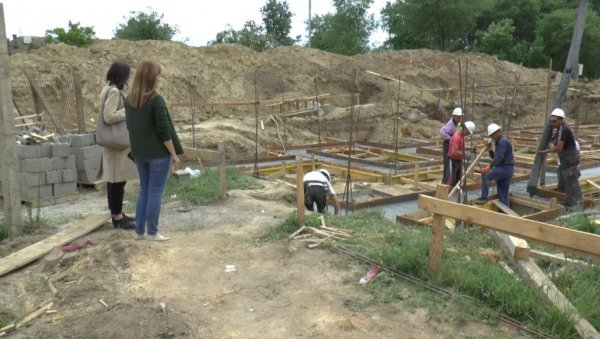 ДОМ ПОСЛЕ 25 ГОДИНА: Изградња 14 станова за породице присиљене на егзодус из Хрватске и БиХ ДОМ ПОСЛЕ 25 ГОДИНА: Изградња 14 станова за породице присиљене на егзодус из Хрватске и БиХ
