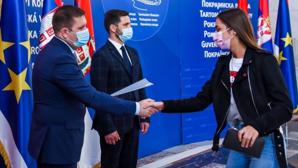 ПЛАСТЕНИЦИ НА ЈОШ 125.000 КВАДРАТА: Покрајинска влада наменила 80 милиона динара за 130 пољопривредника ПЛАСТЕНИЦИ НА ЈОШ 125.000 КВАДРАТА: Покрајинска влада наменила 80 милиона динара за 130 пољопривредника