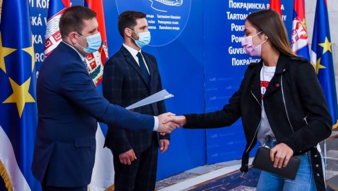 ПЛАСТЕНИЦИ НА ЈОШ 125.000 КВАДРАТА: Покрајинска влада наменила 80 милиона динара за 130 пољопривредника ПЛАСТЕНИЦИ НА ЈОШ 125.000 КВАДРАТА: Покрајинска влада наменила 80 милиона динара за 130 пољопривредника