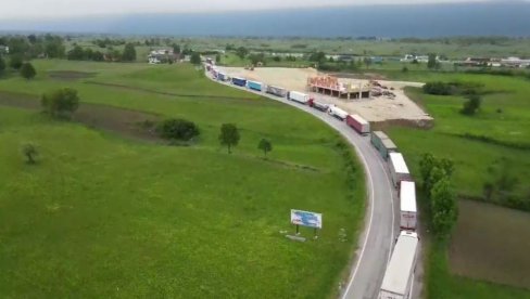 KAMIONI ČEKAJU I PO OSAM SATI! Haos na graničnim prelazima BiH zbog odluke Hrvatske o prekategorizaciji puteva KAMIONI ČEKAJU I PO OSAM SATI! Haos na graničnim prelazima BiH zbog odluke Hrvatske o prekategorizaciji puteva