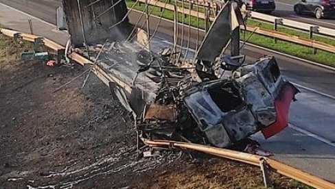 ОД КАМИОНА ОСТАЛО САМО ЗГАРИШТЕ: Нове фотографије саобраћајне несреће код Велике Плане (ФОТО/ВИДЕО) ОД КАМИОНА ОСТАЛО САМО ЗГАРИШТЕ: Нове фотографије саобраћајне несреће код Велике Плане (ФОТО/ВИДЕО)