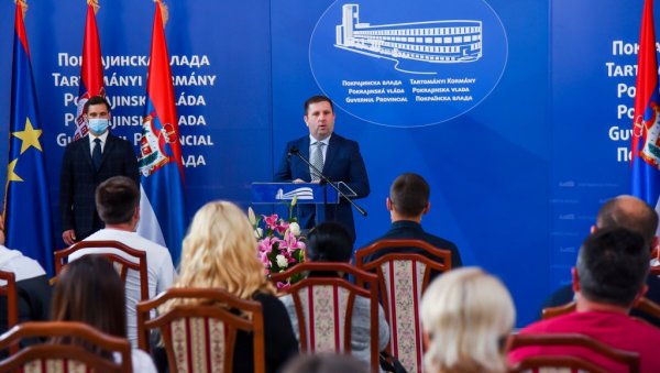 СРЕДСТВА ЗА ПОДИЗАЊЕ НОВИХ ПЛАСТЕНИКА: Покрајинска влада наменила 80 милиона динара пољопривредницима СРЕДСТВА ЗА ПОДИЗАЊЕ НОВИХ ПЛАСТЕНИКА: Покрајинска влада наменила 80 милиона динара пољопривредницима