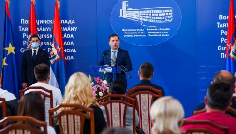SREDSTVA ZA PODIZANJE NOVIH PLASTENIKA: Pokrajinska vlada namenila 80 miliona dinara poljoprivrednicima SREDSTVA ZA PODIZANJE NOVIH PLASTENIKA: Pokrajinska vlada namenila 80 miliona dinara poljoprivrednicima