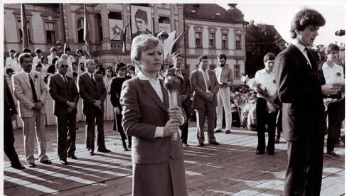 ШТАФЕТА ЈЕ ОБАВЕЗНО НОЋИЛА У ДОМУ МЛАДОСТИ: Ево како се некада у Зрењанину славио Титов рођендан ШТАФЕТА ЈЕ ОБАВЕЗНО НОЋИЛА У ДОМУ МЛАДОСТИ: Ево како се некада у Зрењанину славио Титов рођендан