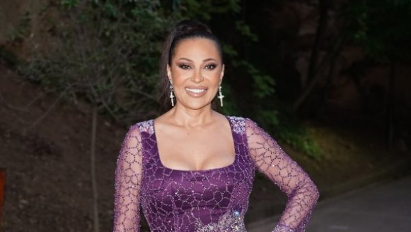 ЦЕЦА СТИГЛА НА АНАСТАСИЈИН РОЂЕНДАН: Певачица заблистала у љубичастој хаљини, пресрећна због наследнице (ФОТО) ЦЕЦА СТИГЛА НА АНАСТАСИЈИН РОЂЕНДАН: Певачица заблистала у љубичастој хаљини, пресрећна због наследнице (ФОТО)