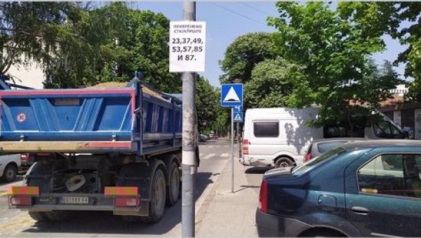 МАЈСТОРЕ, ГДЕ СТАЈЕ АУТОБУС? Измене траса јавног градског превоза због радова у Пожешкој и јуче направиле велике гужве на Чукарици МАЈСТОРЕ, ГДЕ СТАЈЕ АУТОБУС? Измене траса јавног градског превоза због радова у Пожешкој и јуче направиле велике гужве на Чукарици