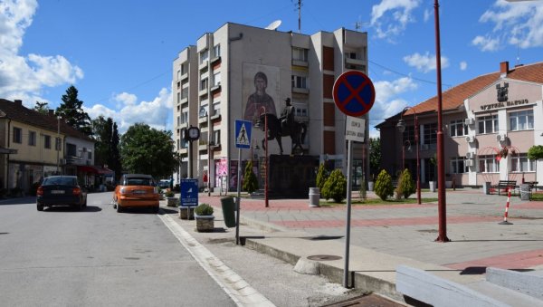 ДА НАЈСТАРИЈИ ЛАКШЕ ДОЂУ ДО ТЕРАПИЈЕ: Надлежни у Лапову одлучили - ускоро апотека у Петом рејону ДА НАЈСТАРИЈИ ЛАКШЕ ДОЂУ ДО ТЕРАПИЈЕ: Надлежни у Лапову одлучили - ускоро апотека у Петом рејону
