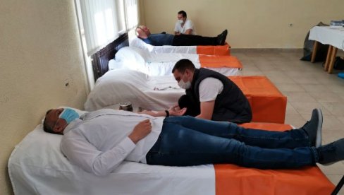 МЕЂУ ДОНАТОРИМА И ЧЛАН ГРАДСКОГ ВЕЋА: У Суботици одржана акција добровољниг давања крви МЕЂУ ДОНАТОРИМА И ЧЛАН ГРАДСКОГ ВЕЋА: У Суботици одржана акција добровољниг давања крви