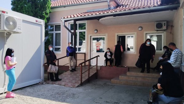 НА КОВИД ОДЕЉЕЊУ У ПАРАЋИНУ ИСТИ БРОЈ ПАЦИЈЕНАТА КАО ЈУЧЕ: Хоспитализовано 14 особа, од којих су две на неинвазивној вентилацији НА КОВИД ОДЕЉЕЊУ У ПАРАЋИНУ ИСТИ БРОЈ ПАЦИЈЕНАТА КАО ЈУЧЕ: Хоспитализовано 14 особа, од којих су две на неинвазивној вентилацији