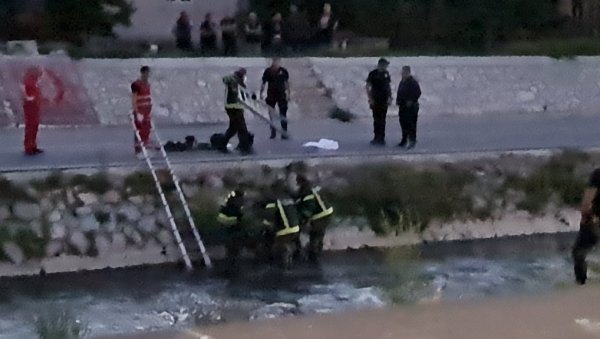 ХОРОР СЦЕНА У НОВОМ ПАЗАРУ: Беживотно тело мушкарца плутало реком - преплашени грађани одмах звали полицију ХОРОР СЦЕНА У НОВОМ ПАЗАРУ: Беживотно тело мушкарца плутало реком - преплашени грађани одмах звали полицију