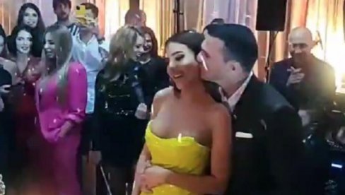 ИСПЛИВАЛИ СНИМЦИ СА АНАСТАСИЈНОГ РОЂЕНДАНА: Кума поделила видео - Певачица дува свећице док је грли дечко (ФОТО) ИСПЛИВАЛИ СНИМЦИ СА АНАСТАСИЈНОГ РОЂЕНДАНА: Кума поделила видео - Певачица дува свећице док је грли дечко (ФОТО)