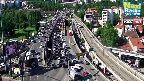 ПОТПУНИ ЗАСТОЈ НА АУТОКОМАНДИ: Избегавајте ове делове града, велике гужве на улицама Београда (ФОТО) ПОТПУНИ ЗАСТОЈ НА АУТОКОМАНДИ: Избегавајте ове делове града, велике гужве на улицама Београда (ФОТО)