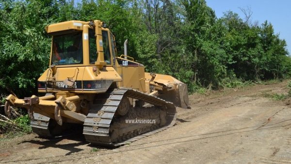 ПОСТАВЉАЈУ 1.800 МЕТАРА АСФАЛТА: Почело сређивање пута Шавране-Мешево код Крушевца ПОСТАВЉАЈУ 1.800 МЕТАРА АСФАЛТА: Почело сређивање пута Шавране-Мешево код Крушевца