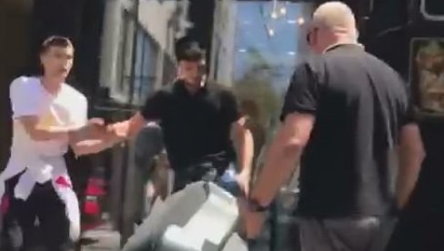 KRVAVI SUKOB U CENTRU NOVOG PAZARA: Muškarac uboden u nogu - Tukli se naočigled prolaznika! (VIDEO) KRVAVI SUKOB U CENTRU NOVOG PAZARA: Muškarac uboden u nogu - Tukli se naočigled prolaznika! (VIDEO)