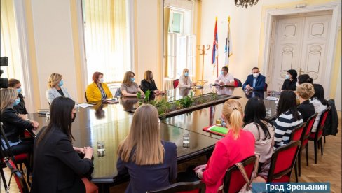 РЕАЛИЗАЦИЈА ИНКЛУЗИВНОГ ПРЕДШКОЛСКОГ ПРОЈЕКТА С ОСМЕХОМ У ВРТИЋ: Делегација Општине Оџаци посетила Зрењанин (ФОТО) РЕАЛИЗАЦИЈА ИНКЛУЗИВНОГ ПРЕДШКОЛСКОГ ПРОЈЕКТА С ОСМЕХОМ У ВРТИЋ: Делегација Општине Оџаци посетила Зрењанин (ФОТО)