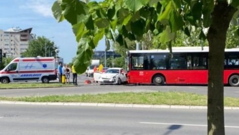 SUDAR AUTOBUSA GSP I AUTOMOBILA: Saobraćajna nesreća na Novom Beogradu - Povređeni prevezeni u Urgentni centar SUDAR AUTOBUSA GSP I AUTOMOBILA: Saobraćajna nesreća na Novom Beogradu - Povređeni prevezeni u Urgentni centar