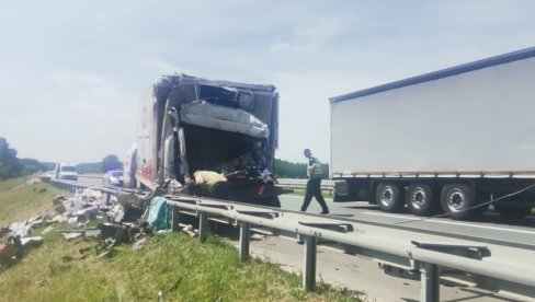 MERCEDES SLETEO SA PUTA, KOMBI NALETEO NA KAMION: U dve saobraćajne nesreće jutros na auto-putu kod Novog Sada poginule tri osobe MERCEDES SLETEO SA PUTA, KOMBI NALETEO NA KAMION: U dve saobraćajne nesreće jutros na auto-putu kod Novog Sada poginule tri osobe