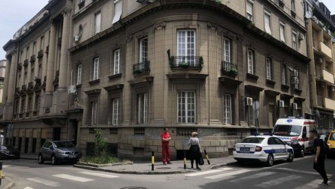 PRVE SLIKE I SNIMCI SA VRAČARA: Drama u Molerovoj još traje - Pokušala da ubije majku, oca i tetku, odbija da izađe iz stana PRVE SLIKE I SNIMCI SA VRAČARA: Drama u Molerovoj još traje - Pokušala da ubije majku, oca i tetku, odbija da izađe iz stana