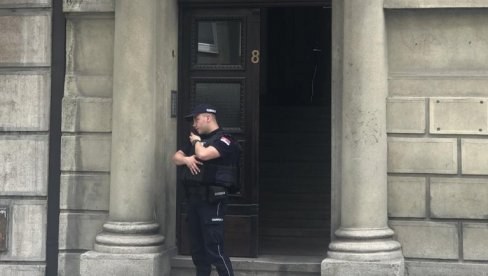 KRAJ DRAME NA VRAČARU: Žena koja je pokušala da ubije porodicu izvedena iz stana i prevezena je u zdravstvenu ustanovu KRAJ DRAME NA VRAČARU: Žena koja je pokušala da ubije porodicu izvedena iz stana i prevezena je u zdravstvenu ustanovu