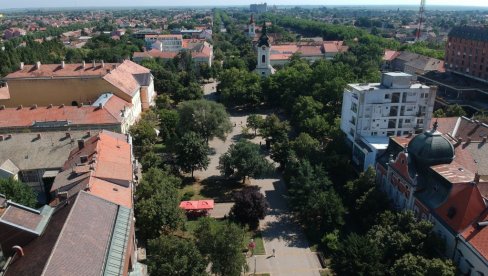 У КИКИНДИ У ПЕТАК ПРСКАЊЕ ПРОТИВ КОМАРАЦА: Препарати нису токсични - нема опасности за пчеле У КИКИНДИ У ПЕТАК ПРСКАЊЕ ПРОТИВ КОМАРАЦА: Препарати нису токсични - нема опасности за пчеле