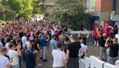 NAVIJAČI ZVEZDE POSLALI JASNU PORUKU: Podržali košarkaše pred meč sezone NAVIJAČI ZVEZDE POSLALI JASNU PORUKU: Podržali košarkaše pred meč sezone