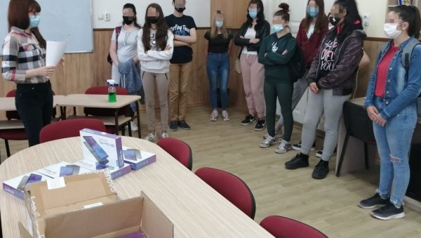 ДА ТЕХНИКА НЕ БУДЕ ПРЕПРЕКА: Ученици суботичких школа добили таблете за лакше учење ДА ТЕХНИКА НЕ БУДЕ ПРЕПРЕКА: Ученици суботичких школа добили таблете за лакше учење