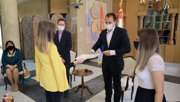 ЗАХВАЛНИЦЕ ЗА СРЕДЊОШКОЛЦЕ: Свечаност у Градској управи у Крагујевцу ЗАХВАЛНИЦЕ ЗА СРЕДЊОШКОЛЦЕ: Свечаност у Градској управи у Крагујевцу