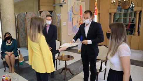 ZAHVALNICE ZA SREDNJOŠKOLCE: Svečanost u Gradskoj upravi u Kragujevcu ZAHVALNICE ZA SREDNJOŠKOLCE: Svečanost u Gradskoj upravi u Kragujevcu