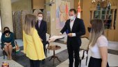 ZAHVALNICE ZA SREDNJOŠKOLCE: Svečanost u Gradskoj upravi u Kragujevcu ZAHVALNICE ZA SREDNJOŠKOLCE: Svečanost u Gradskoj upravi u Kragujevcu